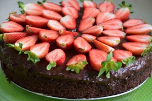 עוגת שוקולד רום ותותים - פרווה